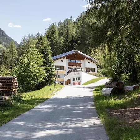 Haus Bambi Bed and Breakfast 3*